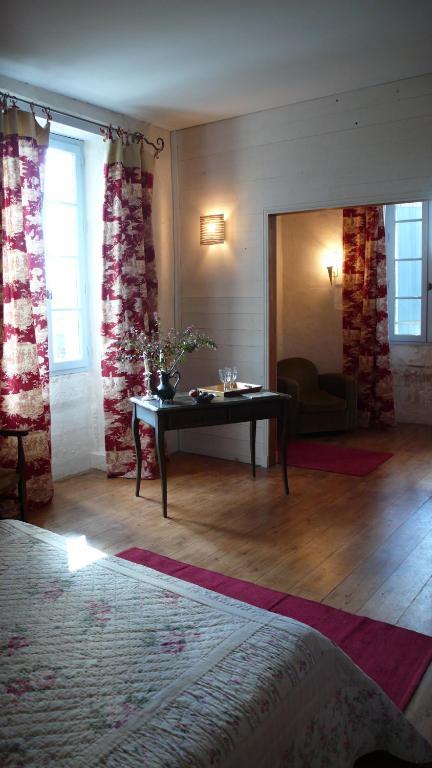 Chambres D'Hotes Logis De L'Astree Saint-Bris-des-Bois Room photo